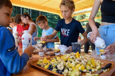 3_Delavnica zdrave prehrane, kjer so otroci skupaj pripravili zdravo malico v kozarčkih